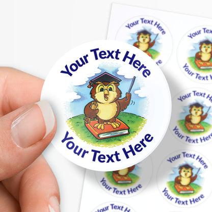 Personalizable sticker with an owl character holding a book and a graduation cap, held by a hand.