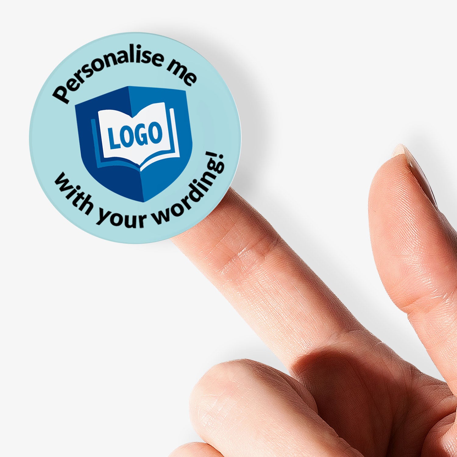 Round customisable label with text and logo held by a finger on a white background