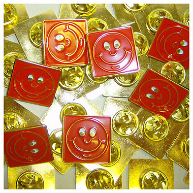 Red Smile Enamel Badge (20mm x 20mm)